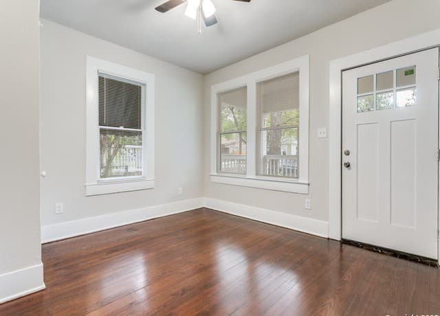 3-bedroom rental at 1035 W Elsmere in San Antonio, TX — photo 4
