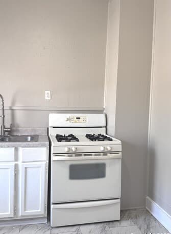 2-bedroom rental at 1021 Ogden Unit 7 in San Antonio, TX — photo 2