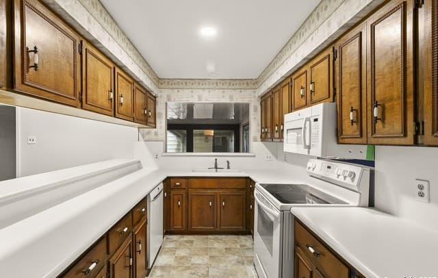 3-bedroom rental at 162 Amistad in Universal City, TX — photo 4
