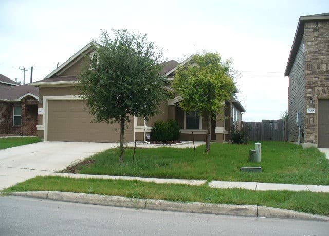 4-bedroom rental at 9911 Boxer Crk in San Antonio, TX — photo 2