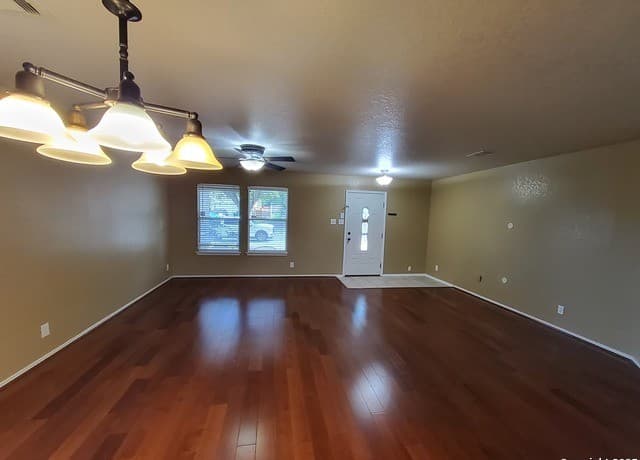 3-bedroom rental at 11502 Forest Branch in Live Oak, TX — photo 2