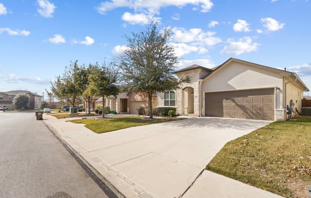 3-bedroom rental at 515 Sage Thrasher in San Antonio, TX — photo 2