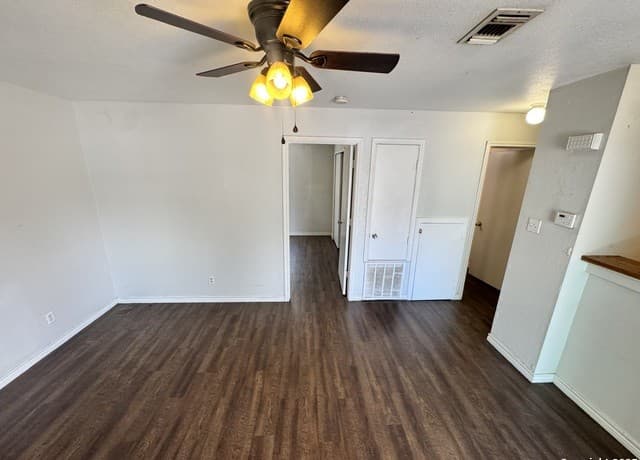 2-bedroom rental at 830 W Hutchins Unit 3 in San Antonio, TX — photo 2