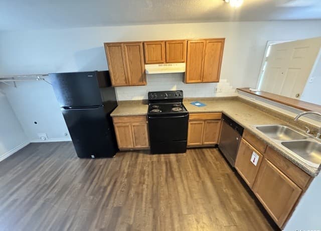 2-bedroom rental at 830 W Hutchins Unit 3 in San Antonio, TX — photo 3
