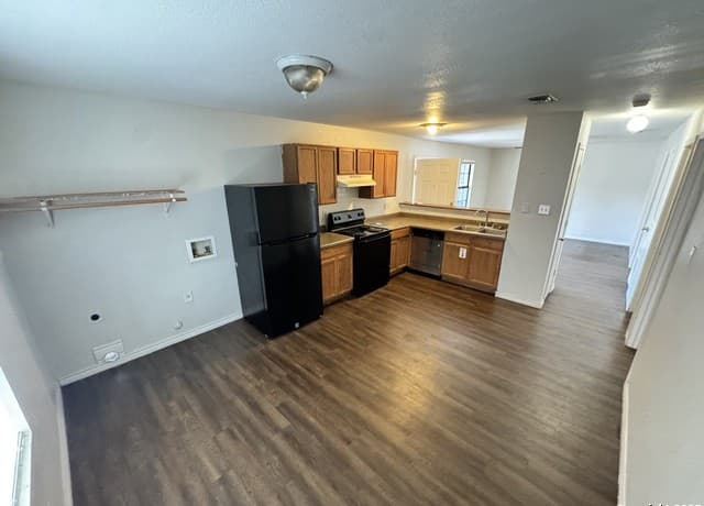 2-bedroom rental at 830 W Hutchins Unit 3 in San Antonio, TX — photo 4