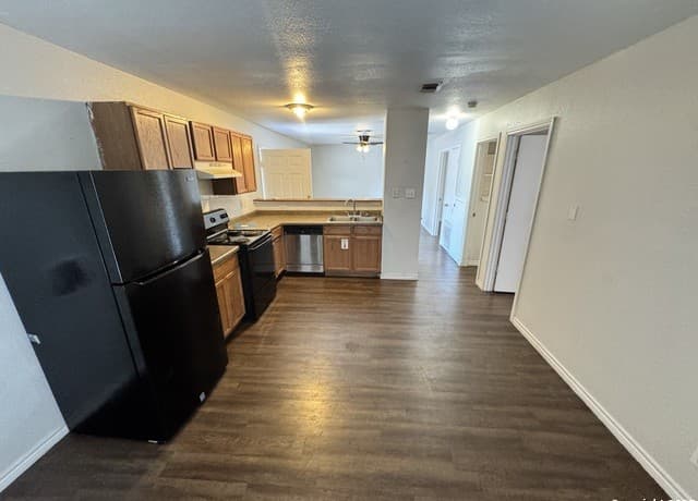 2-bedroom rental at 830 W Hutchins Unit 3 in San Antonio, TX — photo 5