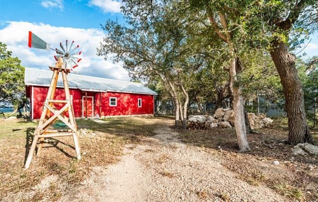 2-bedroom rental at 1110 Grandview in Bandera, TX — photo 2