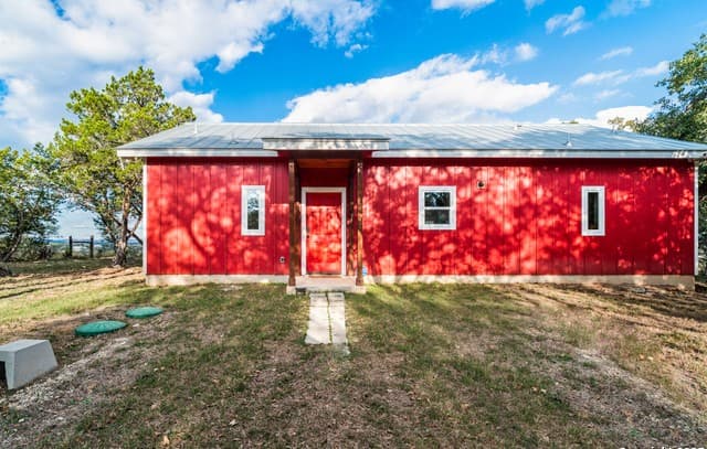 2-bedroom rental at 1110 Grandview in Bandera, TX — photo 3