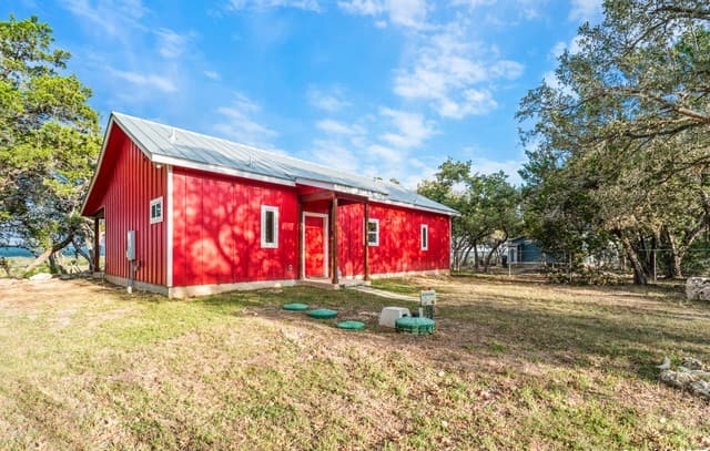 2-bedroom rental at 1110 Grandview in Bandera, TX — photo 4