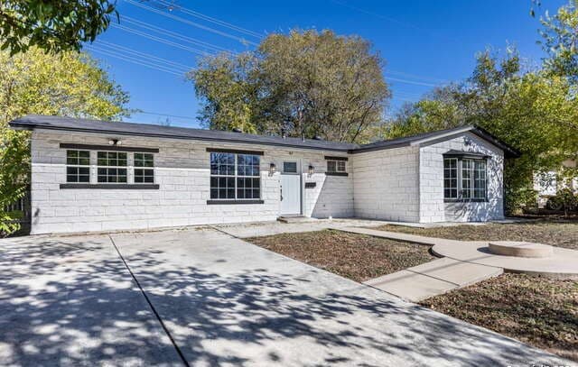 3-bedroom rental at 97 Denton in San Antonio, TX — photo 2
