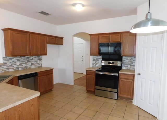 4-bedroom rental at 5708 Mahogany Bay in Schertz, TX — photo 4