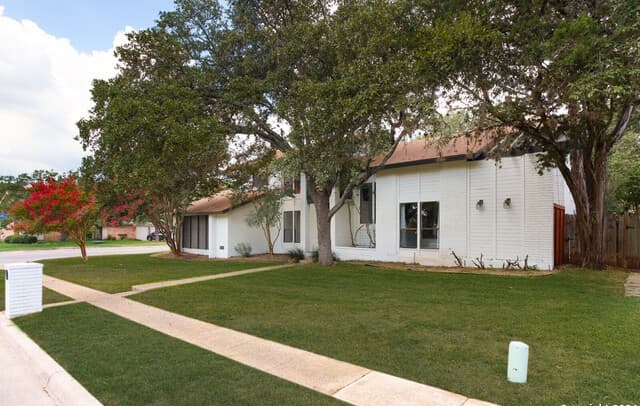 4-bedroom rental at 4423 Black Walnut Woods in San Antonio, TX — photo 4
