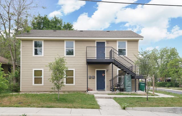 4-bedroom rental at 302 Cooper St Unit 201 in San Antonio, TX — photo 2