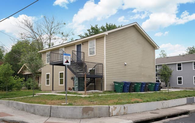 4-bedroom rental at 302 Cooper St Unit 201 in San Antonio, TX — photo 3