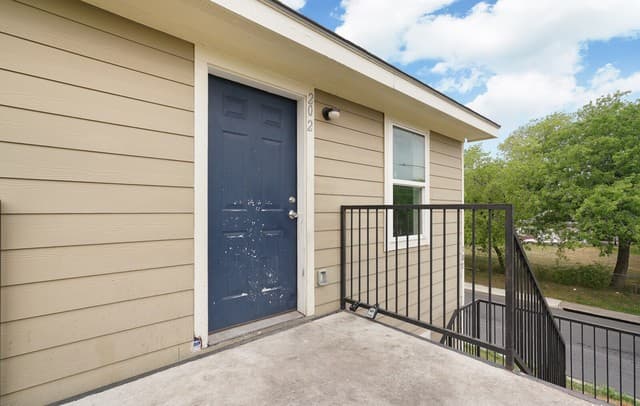 4-bedroom rental at 302 Cooper St Unit 201 in San Antonio, TX — photo 4