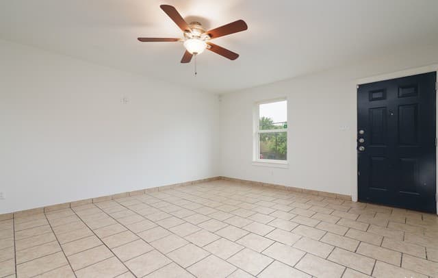 4-bedroom rental at 302 Cooper St Unit 201 in San Antonio, TX — photo 5