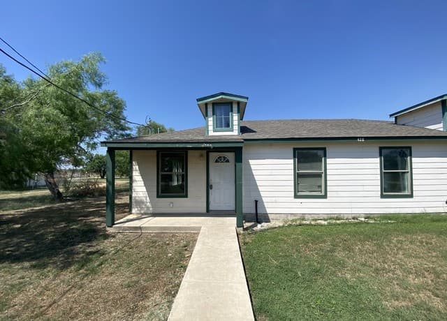 2-bedroom rental at 428 Burnett Ave Unit B in Charlotte TX