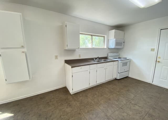 2-bedroom rental at 428 Burnett Ave Unit B in Charlotte, TX — photo 3