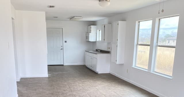 2-bedroom rental at 428 Burnet Ave Unit A in Charlotte, TX — photo 2
