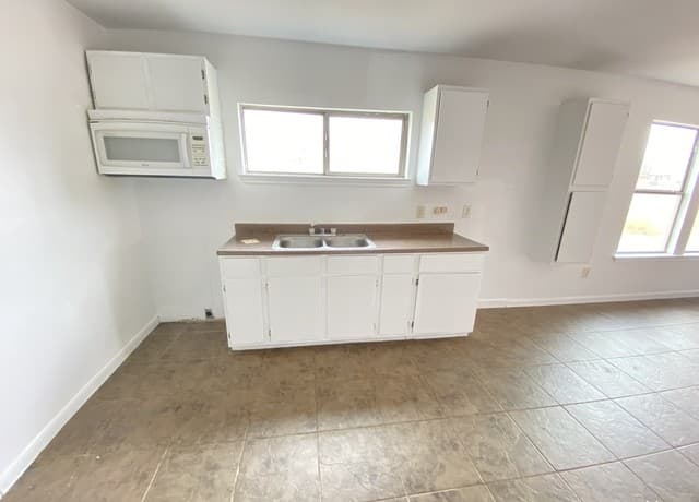 2-bedroom rental at 428 Burnet Ave Unit A in Charlotte, TX — photo 5