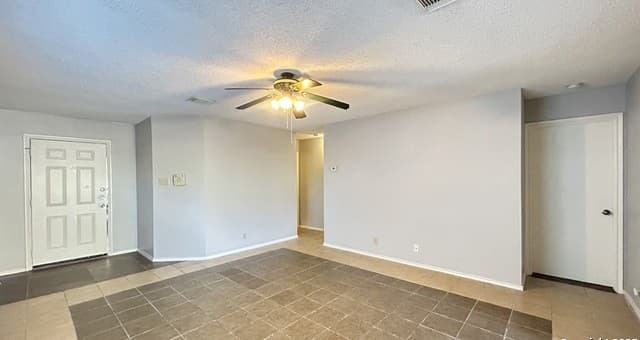 2-bedroom rental at 3510 Bottomless Lk in San Antonio, TX — photo 3