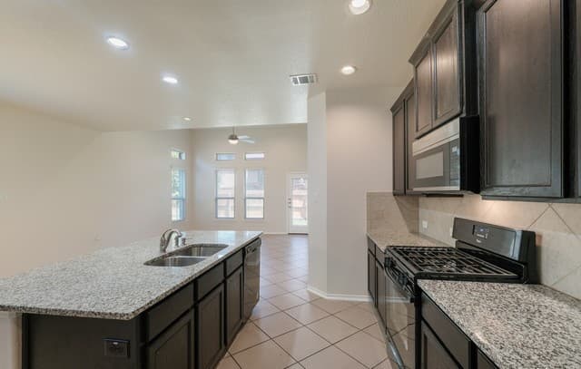 4-bedroom rental at 11723 Bricewood Heights in San Antonio, TX — photo 4