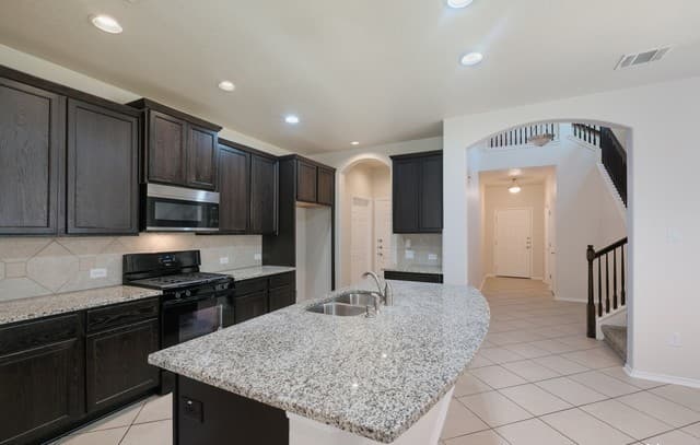 4-bedroom rental at 11723 Bricewood Heights in San Antonio, TX — photo 5