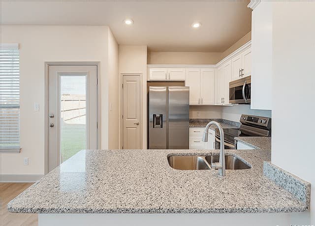 3-bedroom rental at 10223 Tulipwood Run Unit 2 in San Antonio, TX — photo 4