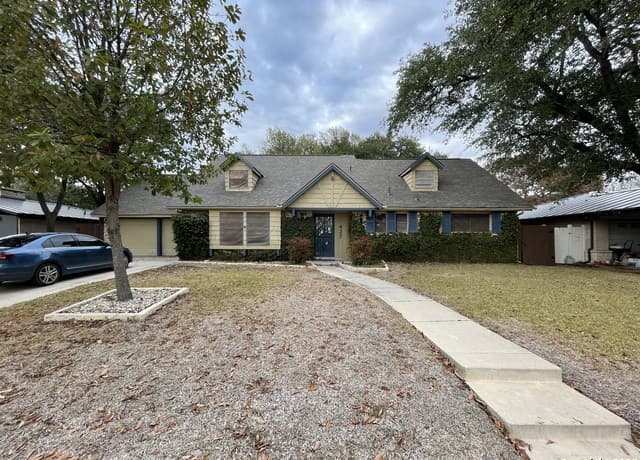 5-bedroom rental at 427 Indigo in San Antonio TX