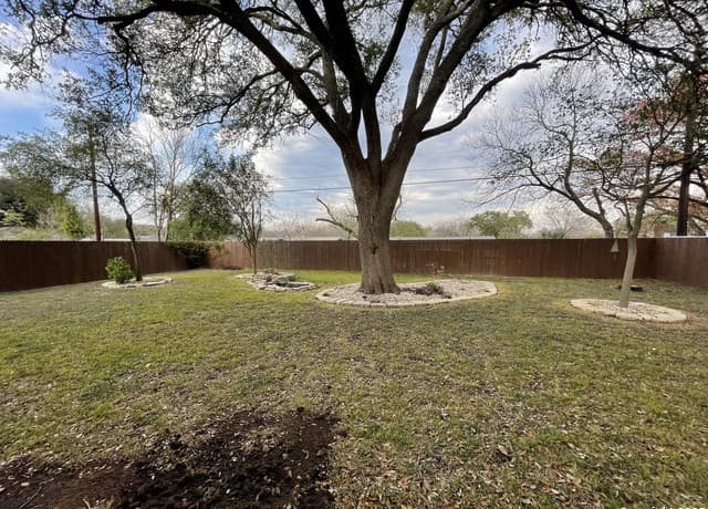 5-bedroom rental at 427 Indigo in San Antonio, TX — photo 2