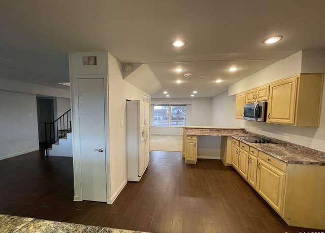 5-bedroom rental at 427 Indigo in San Antonio, TX — photo 4