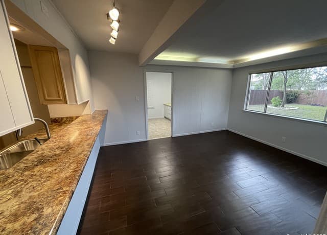 5-bedroom rental at 427 Indigo in San Antonio, TX — photo 5