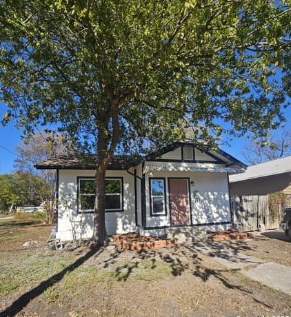 3-bedroom rental at 1827 Ashby in San Antonio, TX — photo 2