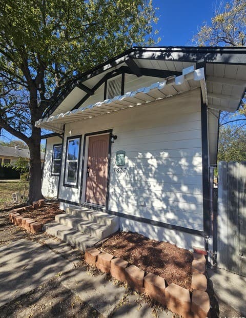 3-bedroom rental at 1827 Ashby in San Antonio, TX — photo 3