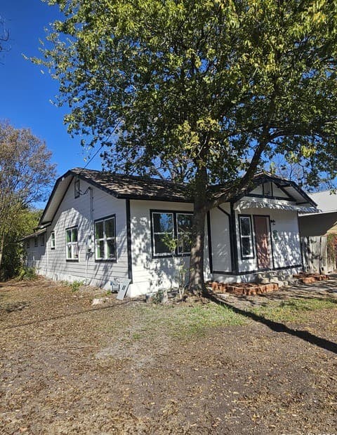 3-bedroom rental at 1827 Ashby in San Antonio, TX — photo 4