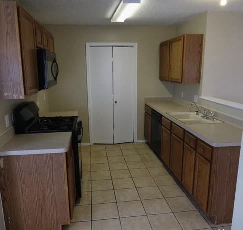 3-bedroom rental at 9818 Autumn Valley in Converse, TX — photo 2
