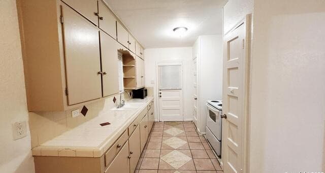 2-bedroom rental at 2443 W Huisache Ave Unit 1 in San Antonio, TX — photo 5