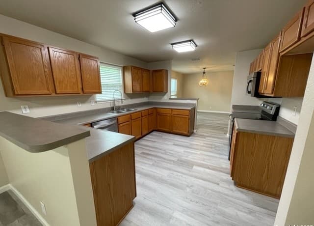 4-bedroom rental at 1114 Coral Bay in San Antonio, TX — photo 3
