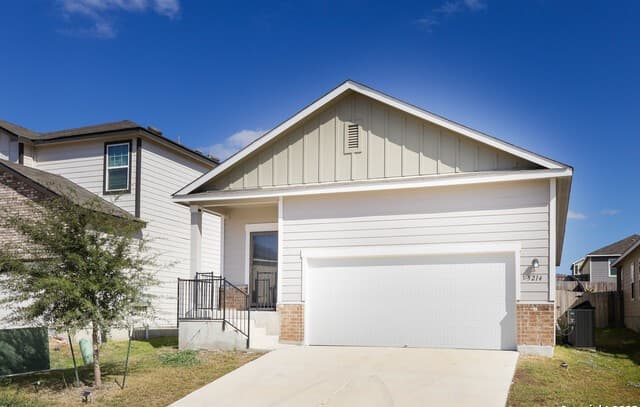 3-bedroom rental at 5214 Winding Stream in St Hedwig, TX — photo 2