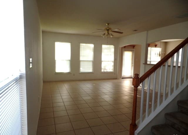 3-bedroom rental at 12719 Goldenrain Bay in San Antonio, TX — photo 3