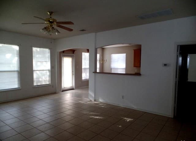 3-bedroom rental at 12719 Goldenrain Bay in San Antonio, TX — photo 5