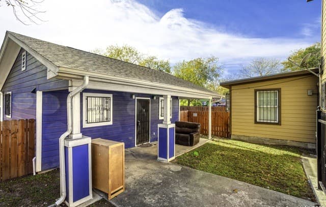 1-bedroom rental at 236 E Dullnig Unit 3 in San Antonio, TX — photo 2
