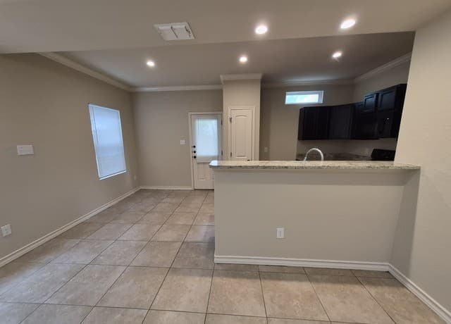 3-bedroom rental at 7034 Lakeview Dr. Unit 101 in San Antonio, TX — photo 4
