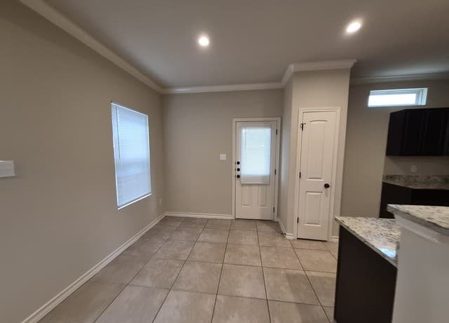 3-bedroom rental at 7034 Lakeview Dr. Unit 101 in San Antonio, TX — photo 5