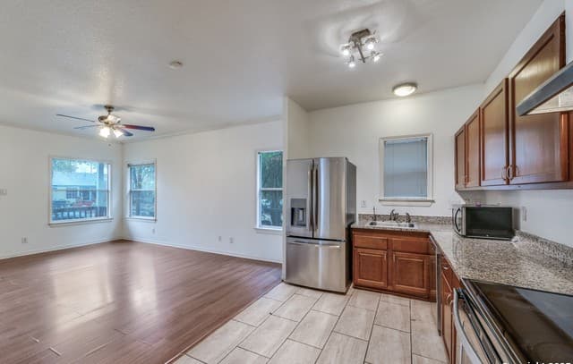2-bedroom rental at 610 Viendo in San Antonio, TX — photo 5