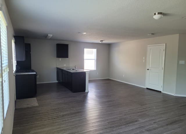 4-bedroom rental at 11311 Babcock Bend in San Antonio, TX — photo 3