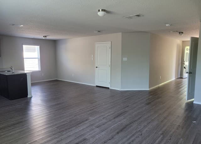 4-bedroom rental at 11311 Babcock Bend in San Antonio, TX — photo 4