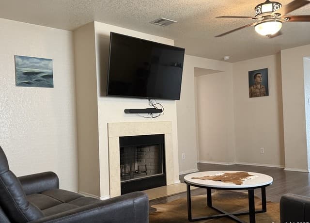 3-bedroom rental at 7430 Banister in San Antonio, TX — photo 2