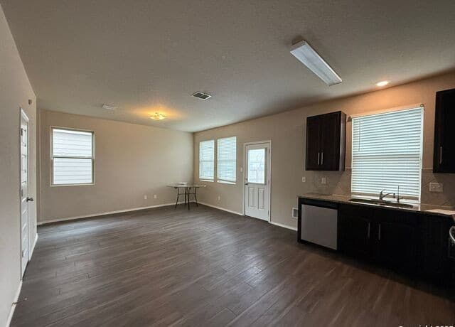 3-bedroom rental at 10534 Green Rock in San Antonio, TX — photo 3