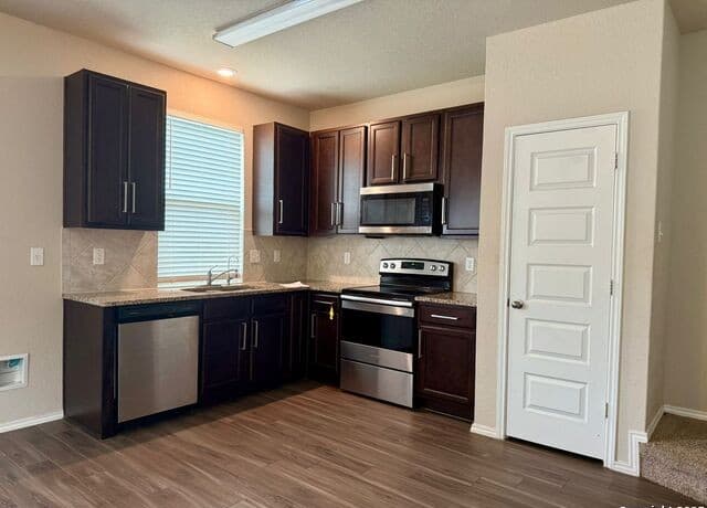3-bedroom rental at 10534 Green Rock in San Antonio, TX — photo 4